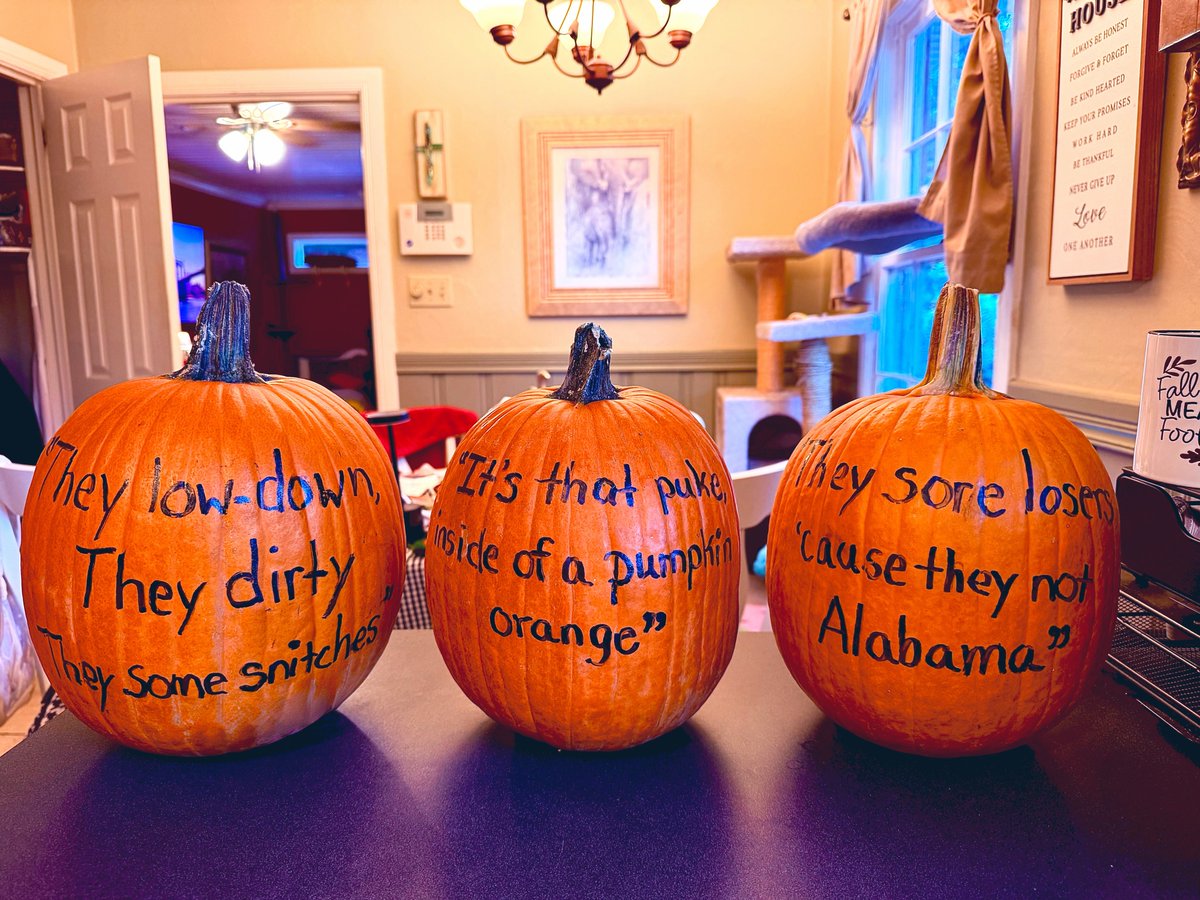 jkittkat's tweet photo. This year’s “I hate Tennessee” pumpkins…

@RyanCFowler 
@TheGAMEon1009 
@Tide1009 
@TidalTowel 
@brettbeaird 
@DrewD977ESPN 

#AlabamaFootball 
#TidalTowelUp🙌🏻
#TennesseeHateWeek
#RollTheVols
#RollTide https://t.co/fFOzlPD8XY