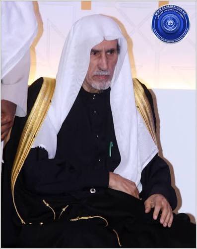 bbbouhlal's tweet photo. خواطر..في ذكرى التأسيس ال 69..

أول لاعب شدني الى الهلال..صالح النعيمة.
اول رئيس للهلال عرفته وحاورته المرحوم سمو الامير عبد الله بن سعد.
اول حوار قزاحي جميل كان مع سمو الامير الشاعر فيصل بن يزيد.
أول تاريخ أخطه مع الهلال كان في لقائي مع المؤسس الفقيد عبد الرحمن بنسعيد ..وخلال وداعي له بباب بيته بالرياض تبادلنا حضنا دافئا أحسست بعده كأن عدوي تسللت لوجداني فأمسيت عاشقا بالبصمة.
أول تفاصيل مسيرة الهلال المتوهجة كانت من قلب الزعيم النابض سمو الامير نواف بن محمد.
أول حزن لي مع الهلال حضوري اعتزال القيصر العربي صالح النعيمة.
أول وداع تحسر له الفؤاد كان بعد اعتزال الاسطورة سامي الجابر.
أول مهرجان لعب احتفاليي كان حضوري بالرياض حفل اعتزال الفيلسوف العبقري يوسف الثنيان.
أول فرحة اوقفتني على رجلي بعد سنوات من القعود في الكرسي المتحرك بعد الفوز بكأس اسيا في قلب اليابان.
افراح الهلال مستمرة لا تنتهي ولن تنتهي.
اول مسؤول تمنيت عودته للهلال ..سمو الامير بندر بن ثامر ال سعود..ملك الميديا وسيد تدبير برامج الفئات السنية.
اول دمعة حارقة مع الهلال يوم كرمني الهلال..زارني الزميل هشام ممثلا عنه  ببيتي بالرباط ابني وابن كل الهلاليين وابن الغالي المرحوم أيقونة الزعيم المبدع محمد الكثيري..اهداني قميصا خاصا لن يصلح لغيري تقديرا ومحبة ..وعندما رحل أهداني ميدالية وصيف العالم.
اول جنوني مع الهلالي عندما كنت الوحيد المستيقظ بالبيت..وكان زائر الفجر  هلالا وسط امريكا يفجر الألغام في وجه كبار القوم في أوروبا والعالم..أوقف الريال بتعادل واقام مهرجان متعة وأهداف كالمطر أمام مان سيتي أقوى وأفضل فريق في العالم..
ومازال الهلال يحفر وجداني..
قالوا..مات سبويه وفي نفسه شئ من حتى..وأقول..أموت وفي نفسي كثير من الهلال