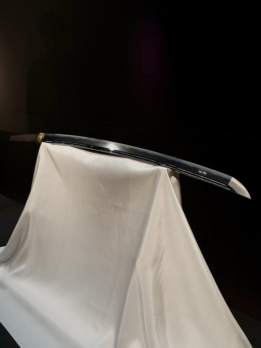 digitarou's tweet photo. 本日より京都文化博物館の特別展「寛永 太平がはぐくむ美」にて、重要文化財「二筋樋貞宗」の展示が始まりました。刀剣男士として顕現してから初めての刀剣展示コラボです。弊社所蔵の名刀を、ぜひこの機会にご覧いただければ幸いです。
骨喰藤四郎と二筋樋貞宗の刀剣男士パネルやコラボグッズもお楽しみください。
京都駅ではトヨタ×刀剣乱舞の三日月宗近カーもお披露目となります。ぜひ合わせて京都での刀剣巡りをお楽しみください。

#刀剣乱舞 #とうらぶ