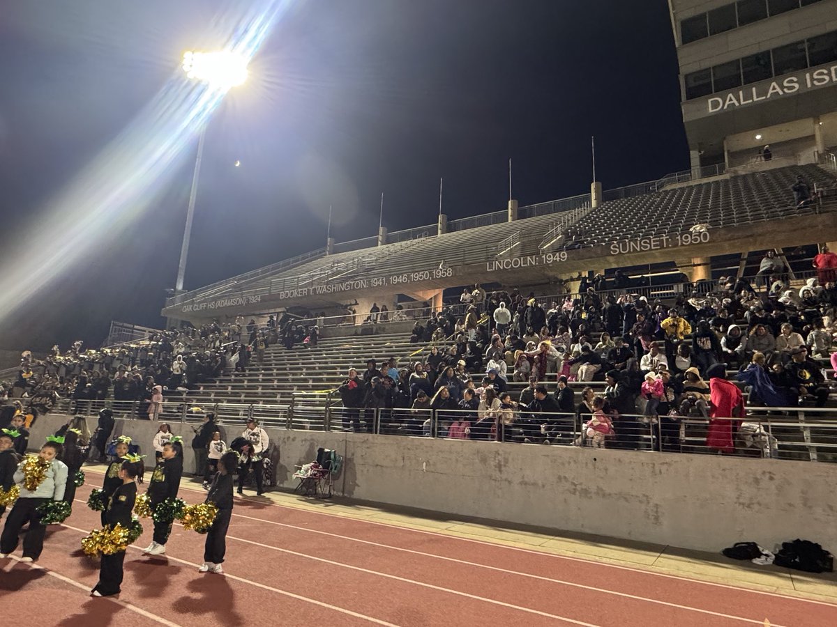 UncleFraz's tweet photo. Dallas ISD has some new additions to the Kincaide Stadium facade. 

Honoring the past with football state championships from Oak Cliff High School (current day Adamson), Booker T. Washington, Lincoln, and Sunset honored on one side of the 50. 

Modern day represented with South Oak Cliff on the opposite side of midfield. 

A good mixture of PVIL and UIL history. 

#txhsfb | @dallasathletics