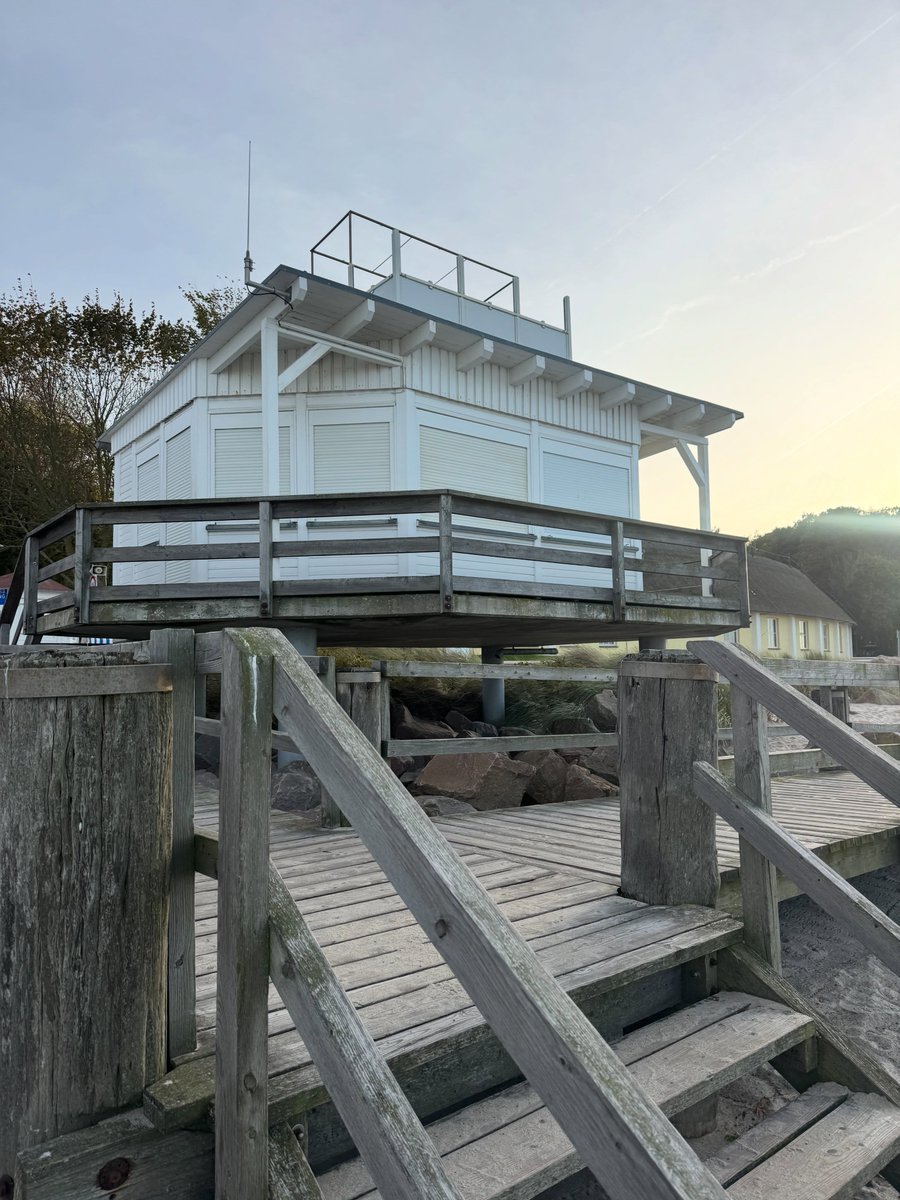 Daniela71495643's tweet photo. A little white house by the sea, with the sunset just right🛖 https://t.co/Jv88TQAxcT