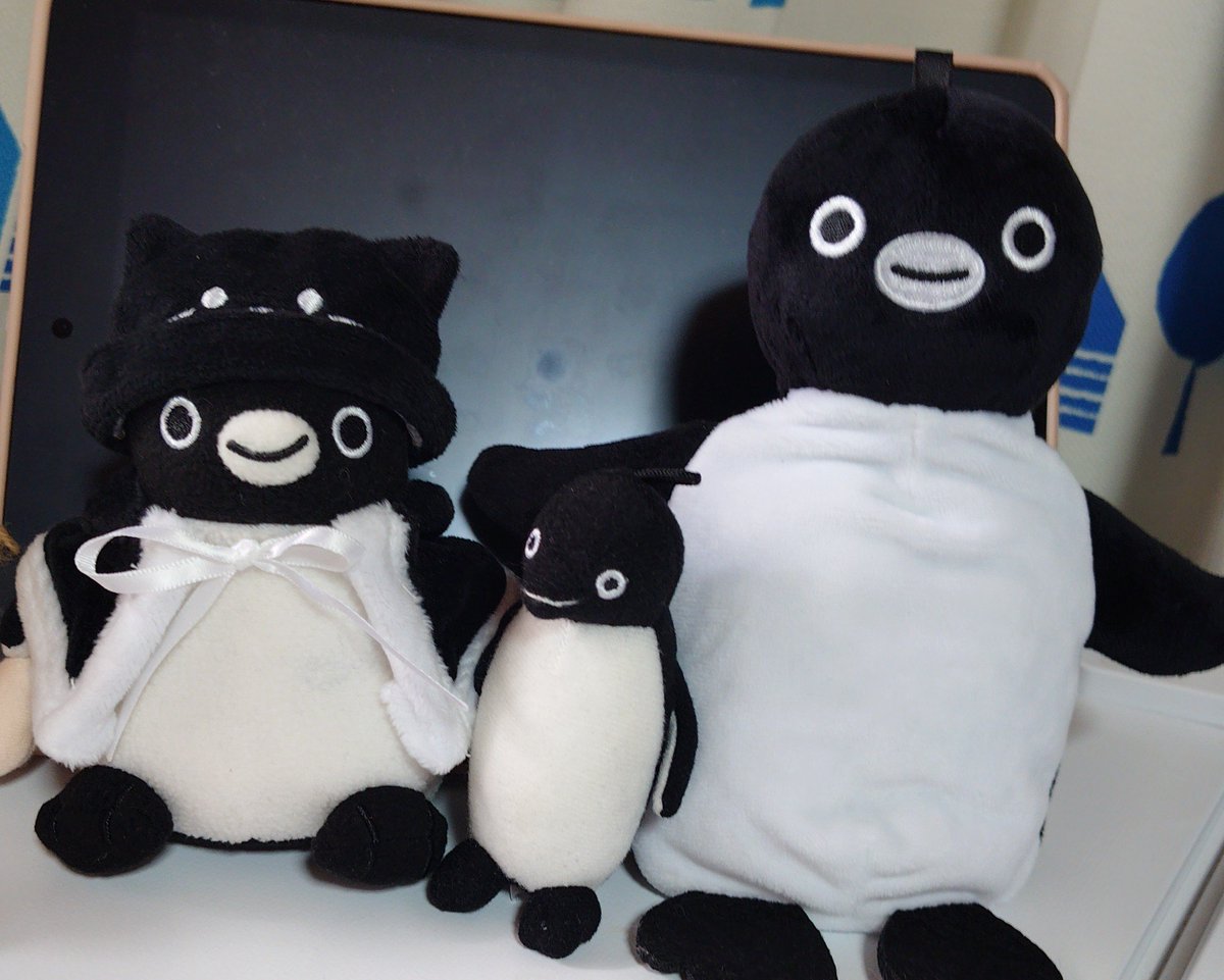 hirochann8's tweet photo. 長いことSuicaペンギンちゃんや、東京駅記念のSuicaに世話になっていた。今も。キティちゃんやムーミン、スナフキン、ミー達も好きだけど……。ノートや文具類までは集めた事はあるけれど、長い期間を経ての、衝撃的な一目惚れ❤️そのうち、坂崎さんのSuiちゃんの本も買いそうな？そんな勢いです。 https://t.co/zZniFu4gpO
