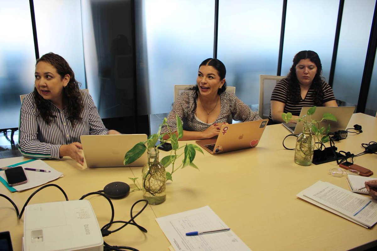 InMujeresGDL's tweet photo. Con el objetivo de dar seguimiento a los ejes relacionados con la #AVGM informamos a @IgualdadJalisco sobre las acciones que realizamos desde las distintas dependencias del @GuadalajaraGob para que las mujeres vivan #LibresdeViolencias en #LaCiudadQueTeCuida.🙋♀️ https://t.co/tL6hDA6eer