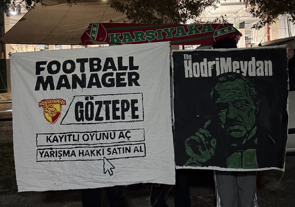 UltrasTurkish's tweet photo. 🚨Kocaelispor ve Göztepe tribününün pankart savaşı devam ediyor. 

Kocaelispor tribünü, Göztepe tribününün yaptığı pankarta cevap verdi. https://t.co/NUH3nJba4N