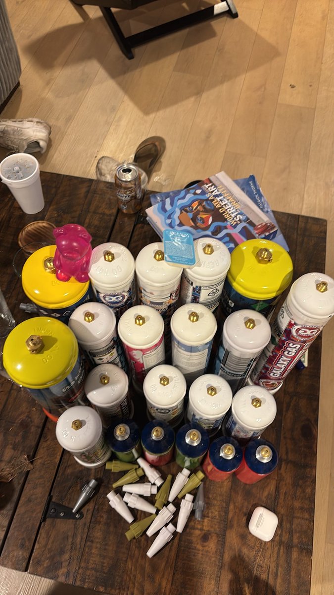 FrickieRowler's tweet photo. Living room table #dox https://t.co/xpJXjvfpsB