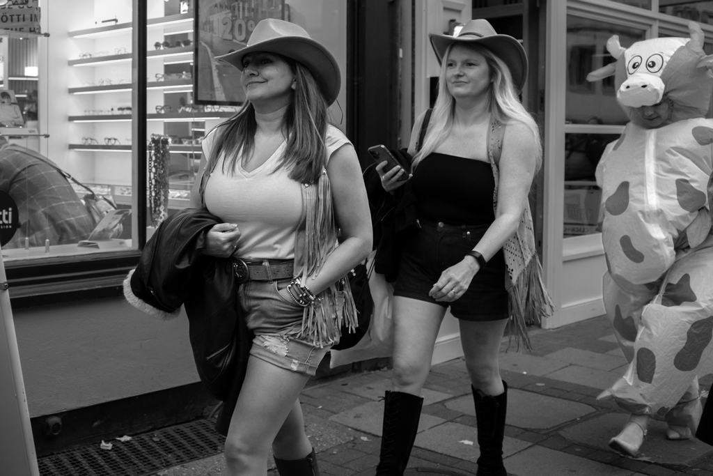PhotoWebb's tweet photo. From the archives Cambridge streets #Cambridge #Photography #StreetPhotography #スナップ写真 https://t.co/o2kgNBt9L8