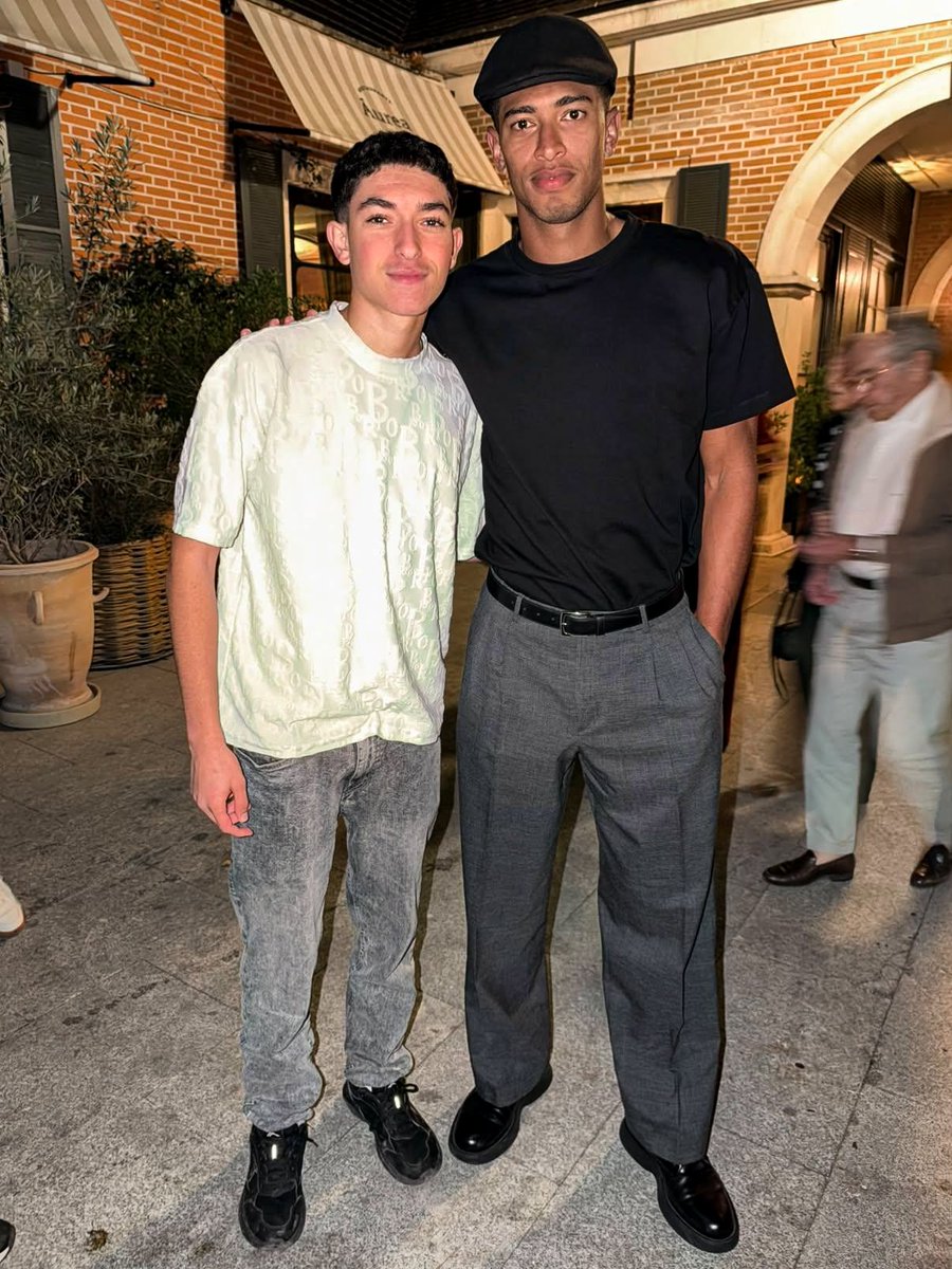 jbxlk_'s tweet photo. jude Bellingham with fans recently . https://t.co/xrbk5wpHkR