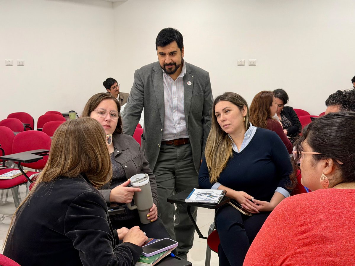 jelorca's tweet photo. Formarnos, reflexionar y construir en conjunto, son algunas de las acciones que impulsamos como equipo del @edu_vcachapoal para fortalecer la Educación Pública de nuestro territorio #SomosValleCachapoal 🧒🏻👶🏻👧🏻👩🏻🧔🏻👩🏻‍🦱👨🏻 https://t.co/zTaZ8aXLJj