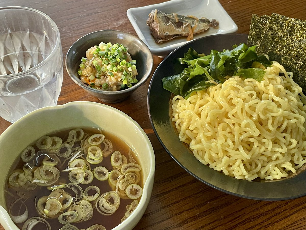 V0113's tweet photo. 朝ごはんはつけ麺！
麺つゆとか鶏ガラとか魚粉で作って生姜を効かせたつゆが良い感じ！

#おうちごはん
#朝ごはん
#料理好き
#炭酸水
#納豆麹
#鰯 
#腸活 https://t.co/prEfRwbWhk