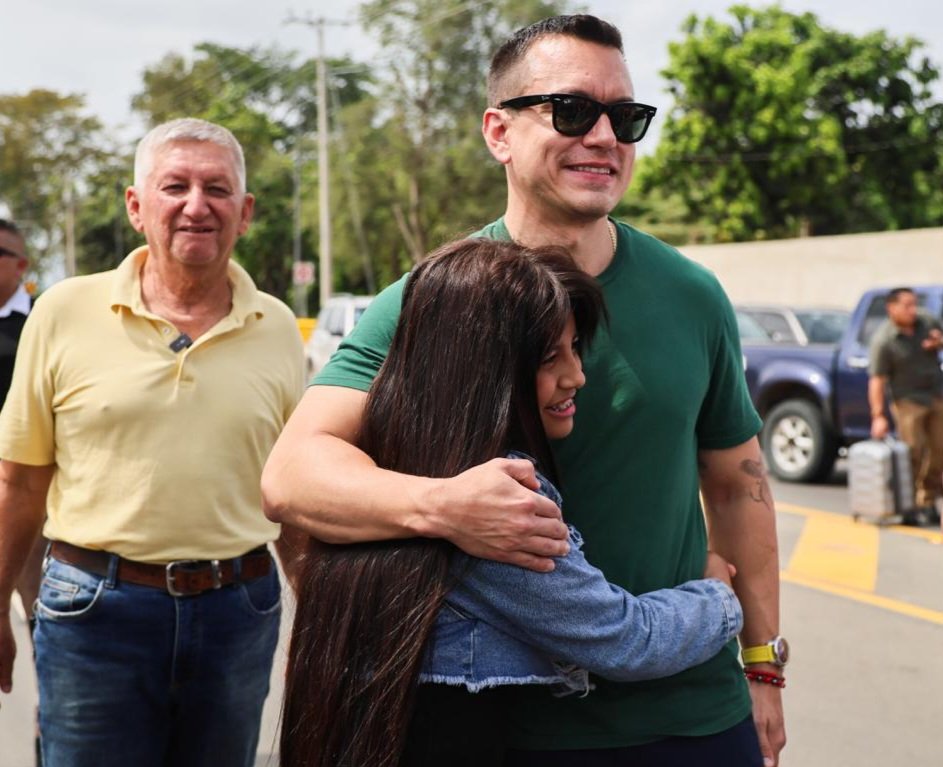 Presidencia_Ec's tweet photo. ¡Después de más de 10 años, Santa Ana vuelve a unir caminos con el puente Lodana, en Manabí! 🏗️🇪🇨

Con el 100 % de ejecución y una inversión de USD 7,3 millones, esta obra beneficiará a cerca de 47.000 habitantes. Más que infraestructura, representa tranquilidad para las familias, mayor seguridad vial y nuevas oportunidades comerciales para quienes transitan por la zona. Manabí, aquí estamos. 💪🏽
