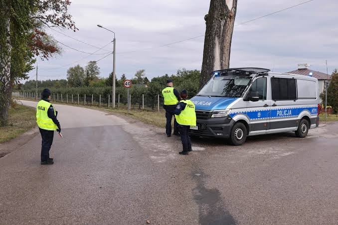 KulisSinyal's tweet photo. Daltonlar Polonya da starlink istasyonuna sabotaj yaptığı iddiası:

Alman Der Spiegel dergisi iddiasına göre, Polonya'daki Starlink terminaline yönelik saldırının, Rus istihbaratı adına Daltonlar üyeleri veya örgütün yönlendirdiği isimler tarafından gerçekleştirilmiş olabileceğini iddia etti. Saldırıyla ilgili soruşturma kapsamında iki Türkiye Cumhuriyeti vatandaşı ve bir Çeçen kökenli kişi Almanya'da tutuklandı.