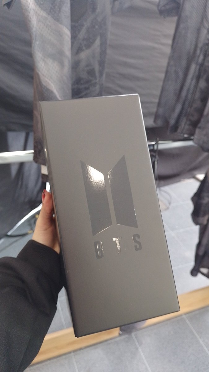 chiken__art's tweet photo. Me muero, realmente es muy hermosa la Armybomb, fui sin fe de poder encontrarla ya que ayer se habían agotado y ahí estaban en la mesa esperándonos 😭 https://t.co/vQ64FNq0cV