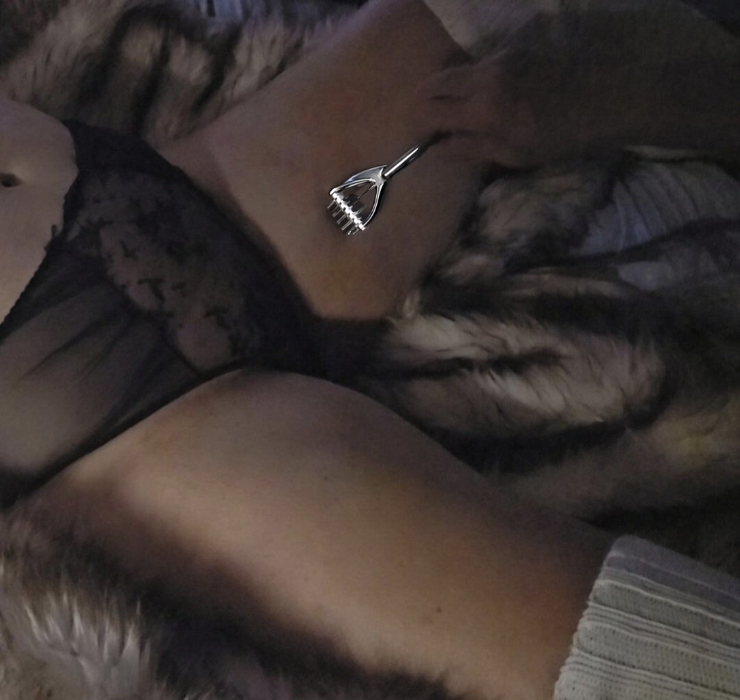 VelvetVicesVows's tweet photo. Some girls want flowers..give me something with a little edge. 😈 https://t.co/FMGHCxrjoR