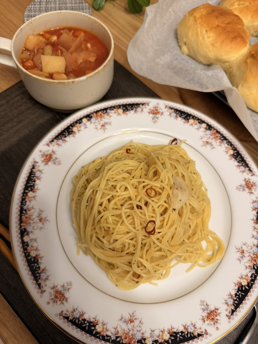 kutsuhimomo's tweet photo. ミネストローネ
パーン
ペペロンチーノ

教えてもらったようにミネストローネにセロリ入れたらまったく癖のない美味しい味になりました👏✨️教えてくれてありがとう！ https://t.co/rnpnjohU7u