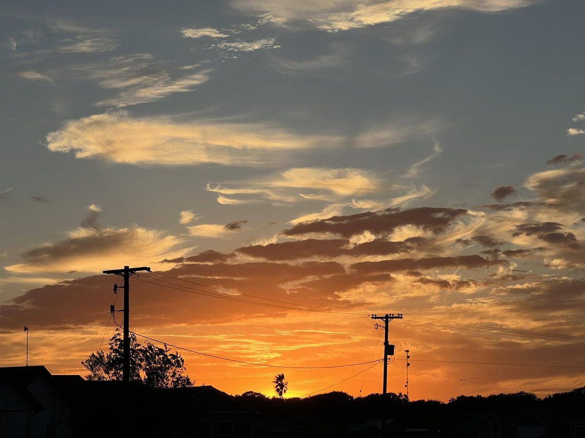 Matthew_leal9's tweet photo. Here’s is Great View of TGIF Sunset 🌆 on this Friday evening on the Road from Edna, Texas. @KAKEnews @AngieKansas @JayPraterKAKE @wxColton @MicaelaDeaTV @Deb_Farris @chrisearlkansas @whetstonesports @AbbyWrayKAKE @NadaAJones @la_sdeebocane https://t.co/UVCTBxDx27