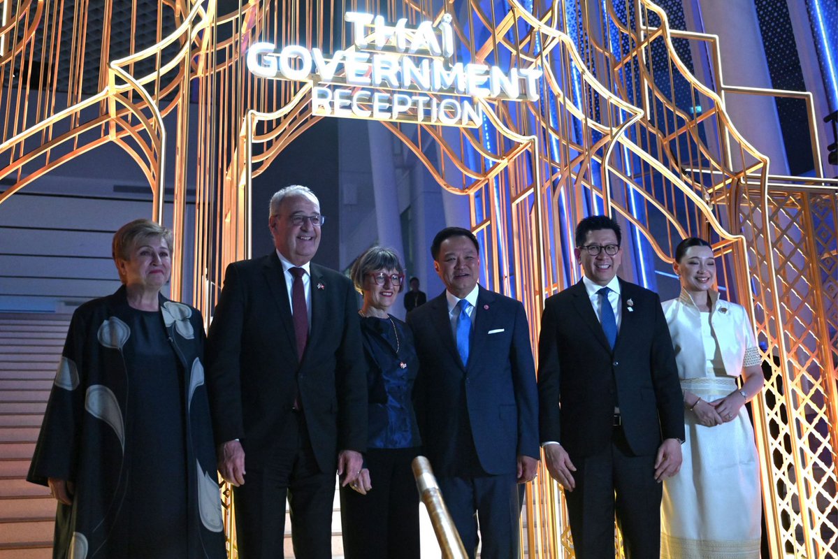 preemcot's tweet photo. นายกฯ เลี้ยงรับรอง IMF–World Bank สานมิตรภาพผู้นำเศรษฐกิจโลก อ่านต่อที่  >>> https://t.co/L42EzbuRWv

#นายกฯเลี้ยงรับรอง, #IMF #WorldBank, #OneBangkokForum, #เศรษฐกิจโลก,# SoftPowerไทย, #อาหารไทย, #วัฒนธรรมไทย, #ไมตรีจิตคนไทย,#ข่าวเศรษฐกิจ,financenewscenter https://t.co/RJT66FrbFO