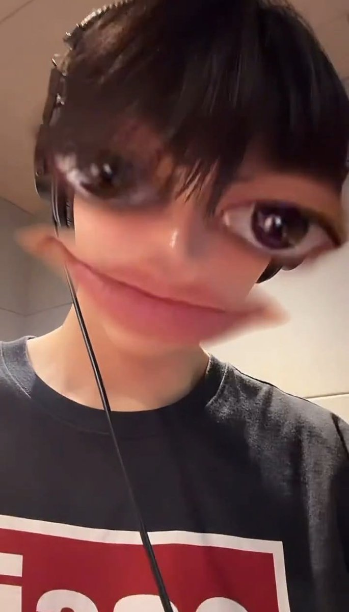 surghanbin's tweet photo. @yamghyuk WKWKWKWK TAPI MUNDURAN DIKIT ABANG😂 Itu kan emang frog filter😭 Bukan ngatain abang kodok💔 Atau mau adu siapa yang lebih kodok? https://t.co/NwPpgRPr97