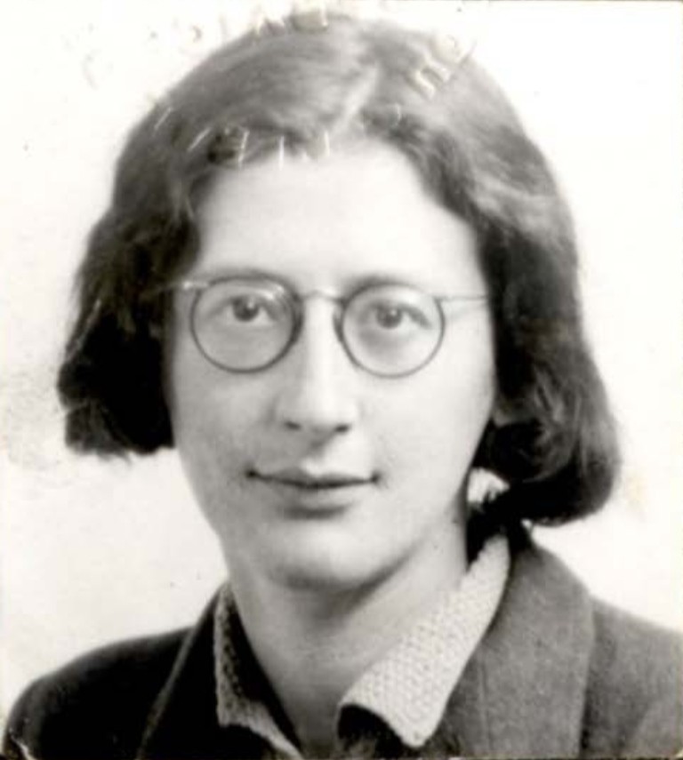 JumiCrypto's tweet photo. #InfluenceFamilyValue Simone Weil (triết gia Pháp) và sự chú tâm trọn vẹn như một lời cầu nguyện
Chú tâm trọn vẹn, không lẫn tạp niệm, là một lời cầu nguyện. Đó là ý của nữ triết gia Pháp Simone Weil trong tập ghi chép "Sức nặng và ân sủng" (La Pesanteur et la Grâce).
Nghe thì lạ, nhưng thử nghĩ xem: mỗi khi ai đó nói chuyện với ta, ta thường nghe một nửa. Nửa còn lại đang soạn câu trả lời, tìm cách bảo vệ mình, hoặc lặng lẽ phán xét. Ta nhìn người khác qua lăng kính của toan tính và những dòng suy nghĩ không dứt.
Chú tâm thật sự đòi hỏi một chút can đảm: tạm gác cái tôi sang một bên để nhường chỗ cho người trước mặt. Đó là lúc ta nghe nỗi đau của ai đó mà không vội khuyên nhủ, không kể lại chuyện của mình, chỉ lặng lẽ ở đó với họ.
Weil còn gọi sự chú tâm là hình thức hiếm có và thuần khiết nhất của lòng quảng đại. Quả thật, khi ai cũng bận rộn, thứ xa xỉ nhất ta có thể tặng nhau là một khoảnh khắc hiện diện trọn vẹn.
