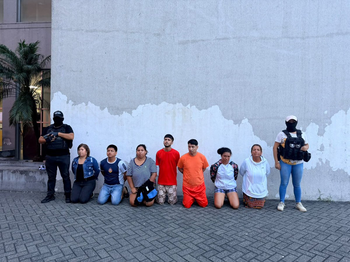 JohnReimberg's tweet photo. OPERATIVOS FÉNIX Y LIBERTAD. 

OCHO OPERATIVOS EJECUTADOS EN CUATRO PROVINCIAS Y 40 APRESADOS POR EXTORSIÓN Y TRES VÍCTIMAS DE SECUESTRO RESCATADAS.

La Policía Nacional ejecutó ocho operativos en El Oro, Azuay y Guayas, donde fueron apresadas 40 delincuentes que extorsionaban a comerciantes y personas. Además, se decomisaron armas de fuego y dispositivos móviles, y rescatar a tres víctimas de secuestro en Balzar. Las intervenciones enfrentaron exigencias extorsivas por un total de USD 132.000.

FÉNIX 574 – EL ORO: 10 aprehendidos, presuntamente vinculados a Los Lobos, por exigir USD 3.000 a un comerciante bajo amenazas de muerte y de colocar explosivos en su domicilio. Se decomisaron dos armas de fuego, cuatro municiones, 11 celulares, dos motocicletas y panfletos; además, se recuperó una motocicleta reportada como robada.

LIBERTAD 1129 – CUENCA: Tres aprehendidos por una presunta extorsión de USD 60.000 contra una empleada bancaria, bajo amenazas contra ella y su familia. Se incautaron tres celulares, dinero en efectivo y una motocicleta.

LIBERTAD 1130 – PROGRESO, GUAYAS: Un presunto extorsionador fue neutralizado luego de que sujetos armados dispararan contra servidores policiales y la víctima durante un intento de cobro. La víctima ya había pagado USD 1.700 y continuaba siendo amenazada; los implicados exigían USD 4.000 adicionales. Se encontraron armas de fuego, municiones, soportes de papel similares a billetes y un celular.

LIBERTAD 1131 – MONTE SINAÍ, GUAYAQUIL: Tres aprehendidos por una presunta extorsión de USD 4.000, bajo amenazas contra la víctima, su familia y sus trabajadores. Se decomisaron cuatro celulares.

LIBERTAD 1132 – GUAYAQUIL: Dos aprehendidos por una presunta extorsión de USD 10.000 a un comerciante. La víctima recibió amenazas contra su integridad y la de su familia. Se incautaron tres celulares y un comprobante de pago.

LIBERTAD 1133 – GUAYAQUIL Y SANTA ELENA: Siete aprehendidos por una presunta extorsión de USD 50.000 contra un empresario de lanchas, amenazado de muerte junto con sus familiares. Se decomisaron siete celulares, cuatro comprobantes de depósito y un panfleto.

INTERVENCIÓN GDO 134 – SANTA ROSA, EL ORO: Tres aprehendidos, presuntamente vinculados a Los Lobos, por exigir USD 5.000 a un comerciante bajo amenazas de colocar explosivos en su domicilio y atentar contra su familia. Se incautaron tres celulares y una motocicleta.

BALZAR – GUAYAS: Tres adultos aprehendidos, un adolescente aislado y tres víctimas de secuestro rescatadas. Durante la intervención, los sospechosos habrían disparado contra servidores policiales mientras huían en una camioneta. 

Todos estos delincuentes fueron puestos a órdenes de la justicia para el debido proceso.

Seguimos trabajando.