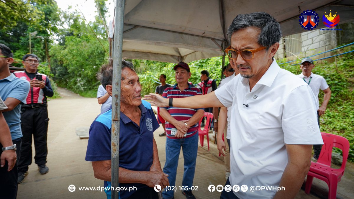 DPWHph's tweet photo. 𝐓𝐈𝐍𝐆𝐍𝐀𝐍: Ininspeksyon ni Public Works Secretary Vince Dizon, kasama si Rizal 3rd District Rep. Jose Jojo Garcia, ang ginagawang kalsada sa pagitan ng Brgy. Silangan at Brgy. Pintong Bukawe sa San Mateo, Rizal na inaasahang…| Full Story: https://t.co/SPo2trKXqR https://t.co/nP0RUhgiCm