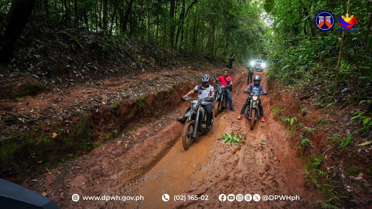DPWHph's tweet photo. 𝐓𝐈𝐍𝐆𝐍𝐀𝐍: Ininspeksyon ni Public Works Secretary Vince Dizon, kasama si Rizal 3rd District Rep. Jose Jojo Garcia, ang ginagawang kalsada sa pagitan ng Brgy. Silangan at Brgy. Pintong Bukawe sa San Mateo, Rizal na inaasahang…| Full Story: https://t.co/SPo2trKXqR https://t.co/nP0RUhgiCm