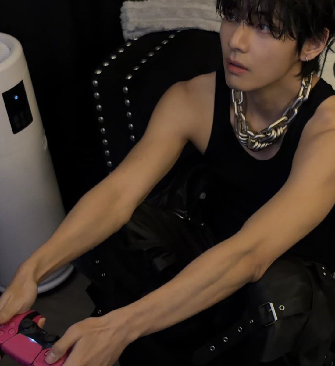 CoffeeDateBTS's tweet photo. I got totally distracted choosing pics for Tae's fansite-free #ARIASBTS post. His insta feed is so very HIM! Quirky, fun, self-depracating, artistic, diverse. It really does give the aura of Tae the way he wants to be seen.

So give him a repost and notch up another vote. 

Thanks to 김태형 씨 for the gorgeous pics!

https://t.co/134A0DkvMb