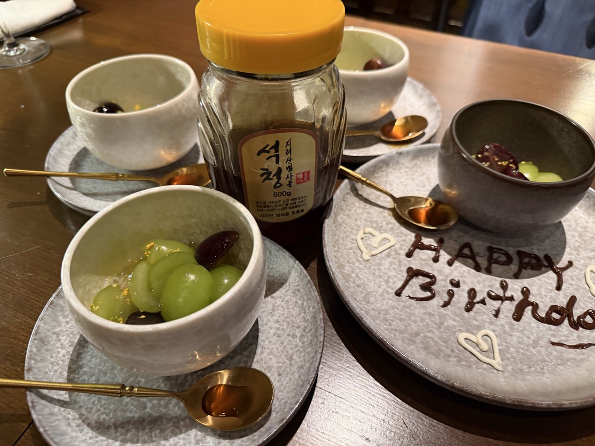 613_ARMY124_jin's tweet photo. 昨日テテのアリランタンパのサインボールが飾られてるお店に
美味しいお料理をグゥちゃんと同じカトラリーで食べて　　
🐹OnTheLAMPで乾杯🥂
デザートにはボビの蜂蜜🍯をスプーンひと匙🥄頂き
曲はずっとバンタン🎵
幸せな時間でした✨
お腹も心も満たされた*❤︎ 
#ビストロファングム
#JinxOnTheLAMP https://t.co/sghK70Meck