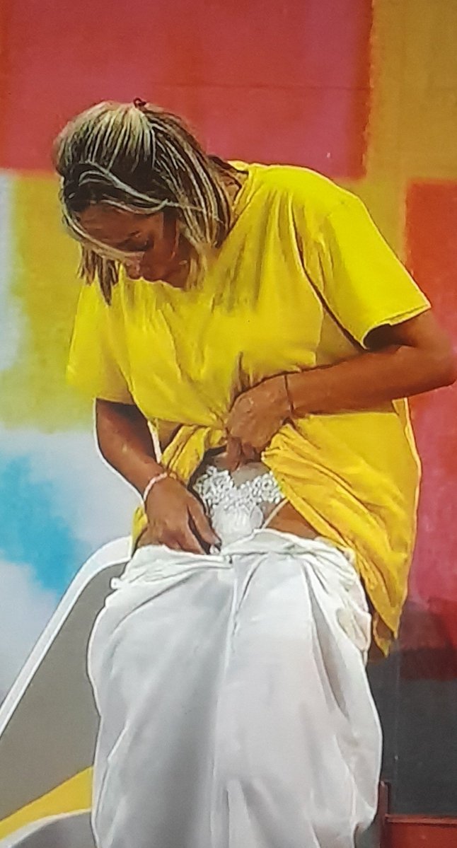 LSTW039444's tweet photo. Helena nao vai à piscina 

"Tenho sangue" 

Diz ela e mostra o penso higiénico...mas que conteudo é este gente? Nao sei se me riu ou fique em choque ou se fico mal disposta, nem sei 😆
#bbtvi #bballstars https://t.co/sxw6r1Euc7