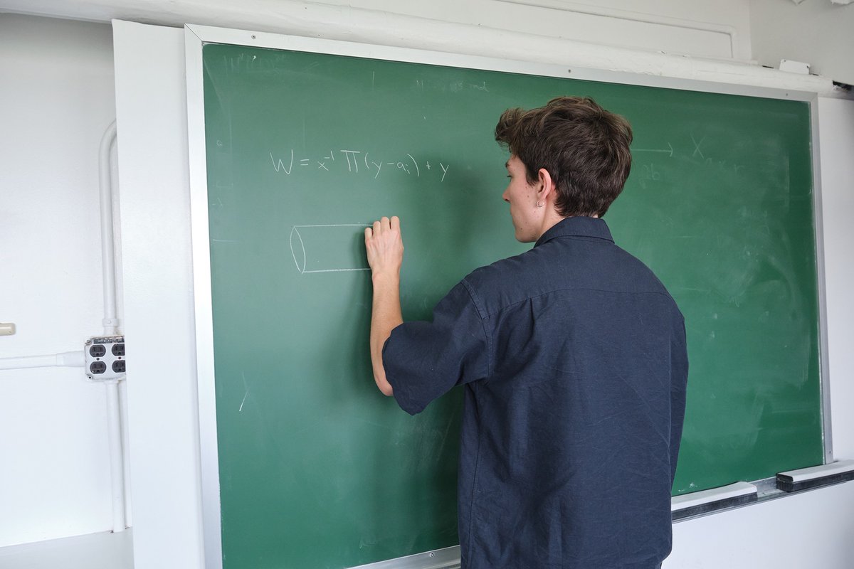 SimonsFdn's tweet photo. How does string theory lead to beautiful mathematics? Just ask Elise LePage, who's turning intuition from theoretical physics into new #math.

Read our recent interview with her: https://t.co/WAZ0RQJEg3 https://t.co/4SFmQoca93