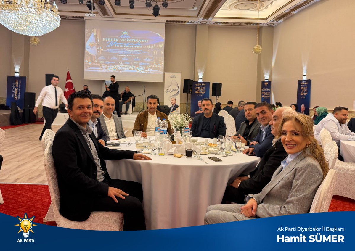 HamitSumer21's tweet photo. İl Başkanlığımızın ev sahipliğinde gerçekleştirdiğimiz Birlik ve İstişare Yemeği programımızda; il yürütme ve yönetim kurulu üyelerimiz, merkez ilçe başkanlarımız, kadın ve gençlik kolları başkanlarımızla bir araya geldik.

Teşkilat çalışmalarımızı değerlendirdiğimiz, karşılıklı fikir alışverişinde bulunduğumuz bu anlamlı buluşmada birlik, beraberlik ve istişarenin önemini bir kez daha vurguladık.

Katılım sağlayan tüm teşkilat mensuplarımıza teşekkür ediyor, ortak hedeflerimiz doğrultusunda dayanışma ve koordinasyon içerisinde çalışmalarımızı sürdürüyoruz.

Birliğimiz gücümüz, istişaremiz yolumuz olsun.

Hamit Sümer
AK Parti Diyarbakır İl Başkanı

#AKParti #Diyarbakır #HamitSümer #AKPartiDiyarbakır #Teşkilat

@abuyukgumus 
@hakanaksu058 
@AvukatErsanAksu 
@akgmteskilat 
@akpartidbakir