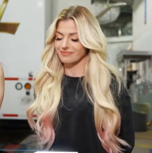 spearsflair's tweet photo. she’s so damn beautiful, bro. https://t.co/VoBYV7rzDy