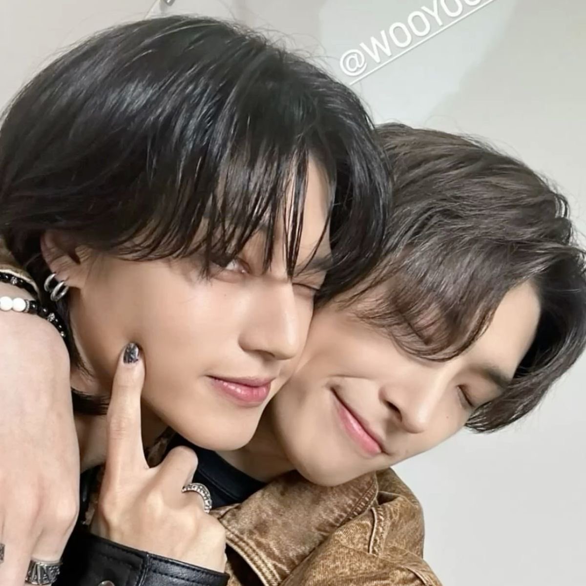 yhmngis's tweet photo. this genre of woogi being glued to each other means everything to me https://t.co/JrYf4Lxe3w
