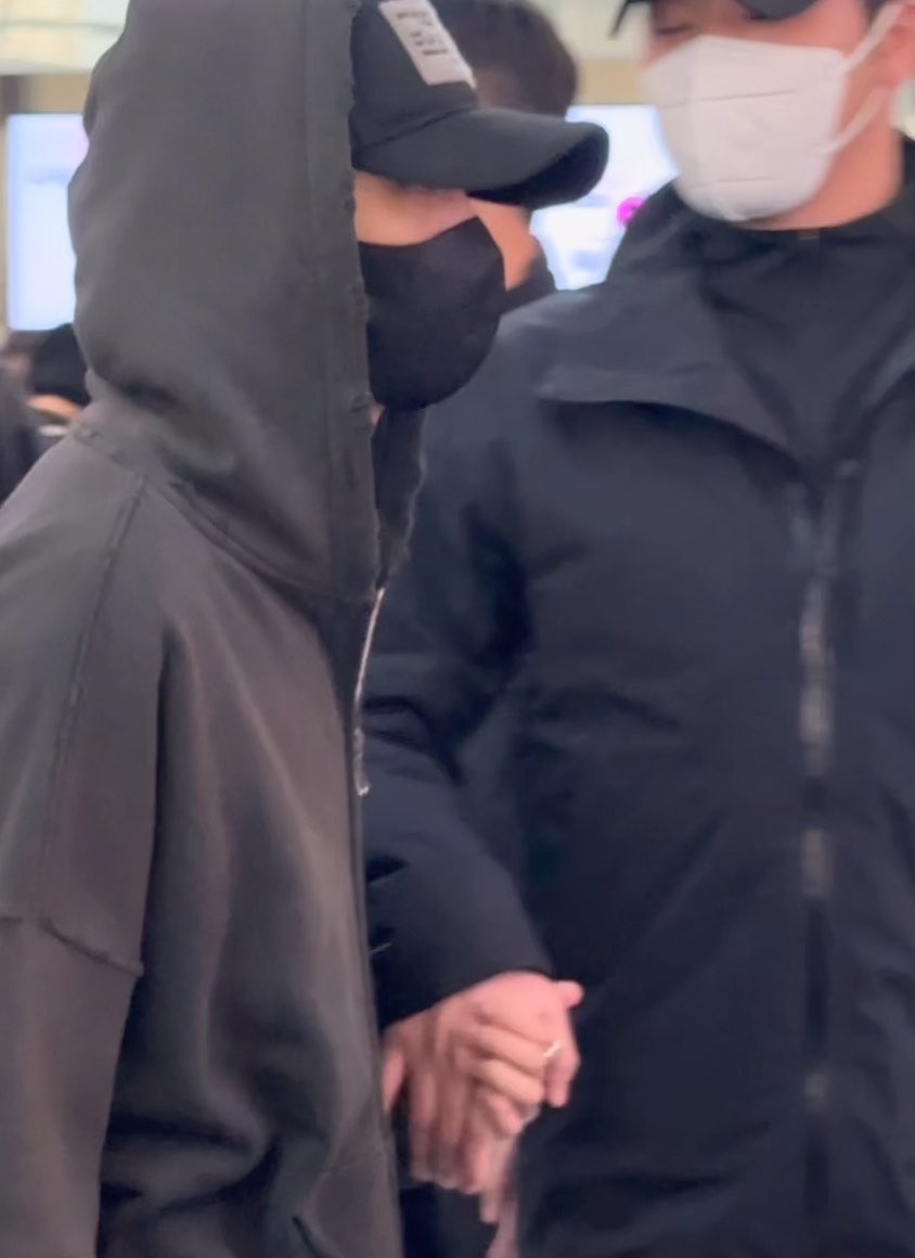 mybelovesun's tweet photo. haechan sama bodyguard hyung salaman dulu sebelum haechan berangkat😆🤏 https://t.co/UzcMjX3ZYC