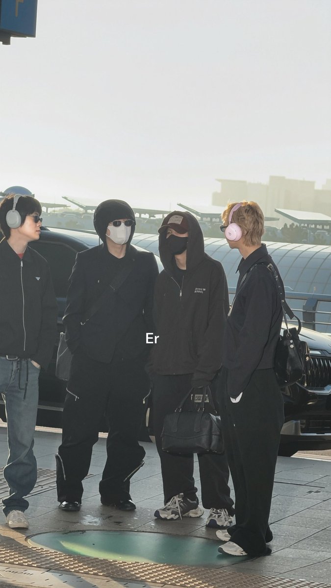 _llightrs's tweet photo. 261017 ICN 출국✈️
🫶🏻
#NCT127 #HAECHAN #JAEHYUN #TAEYONG #JOHNNY https://t.co/rHDuP7gXV1