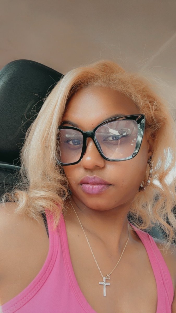 Callmee__Vee's tweet photo. Trump ill be your press secretary. Blonde doesnt look bad on me❤️🇺🇸💋  @POTUS https://t.co/YFKYah3Sva