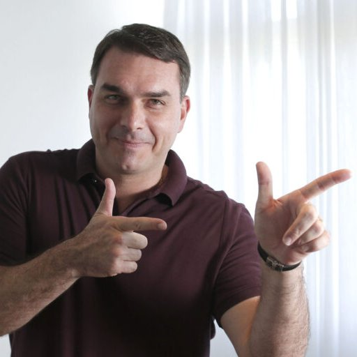 poptime's tweet photo. 🚨 GRAVE: Flávio Bolsonaro afirma que irá CORTAR ao menos 10 ministérios em seu governo. https://t.co/1xAyNu1ODJ