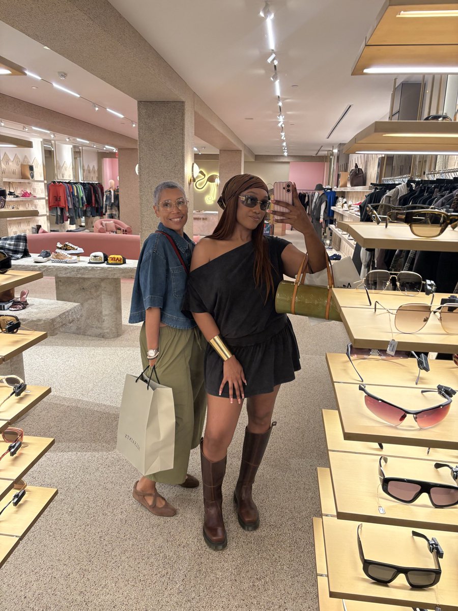 dee__la's tweet photo. shopping day with mom 💚 https://t.co/xPIzFa0F6p