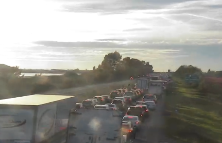 DriveBC's tweet photo. ⛔#BCHwy99 Closed southbound due to vehicle incident south of #BCHwy91 #DeltaBC. Northbound getting by on shoulder. Expect delays due to major congestion. https://t.co/7x1jbwGuUv #SurreyBC #SouthSurrey https://t.co/26Itibb1zm