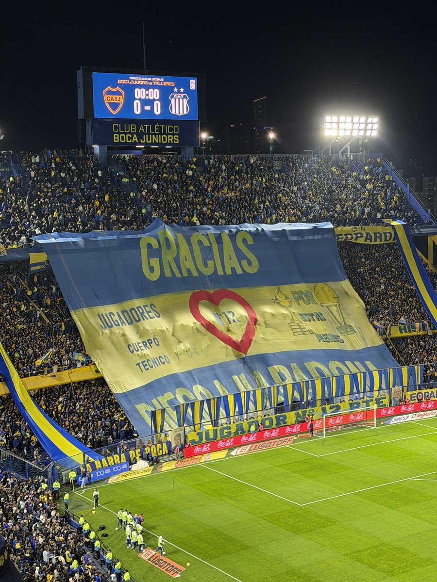 juampireynoso's tweet photo. Un telón vieja época. Boca y Maradona siempre irán de la mano. https://t.co/TiwnnETT6Z