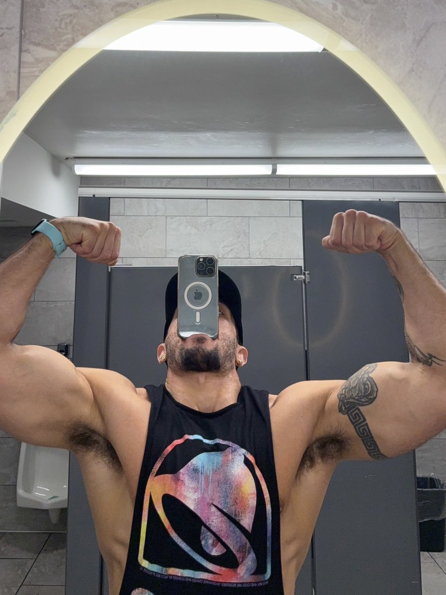 KingTomu11's tweet photo. Arms bigger than ur dads https://t.co/fYKI0E3K97