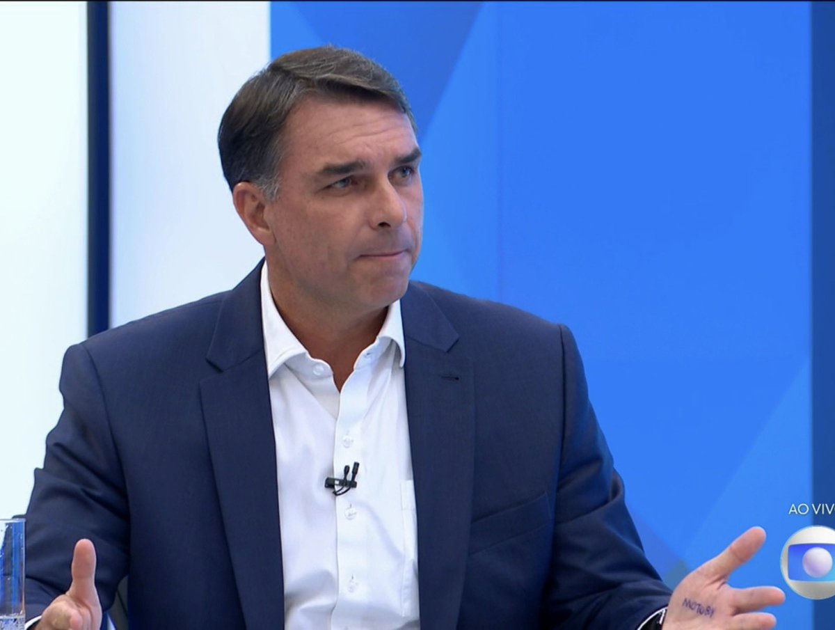 jeyvred's tweet photo. O FLAVIO BOLSONARO LEVANDO COLINHA NA MÃO KKKKKKK O CARA PRECISA DE ROTEIRO PRA SABER OQ FALAR https://t.co/3OKteznWpA