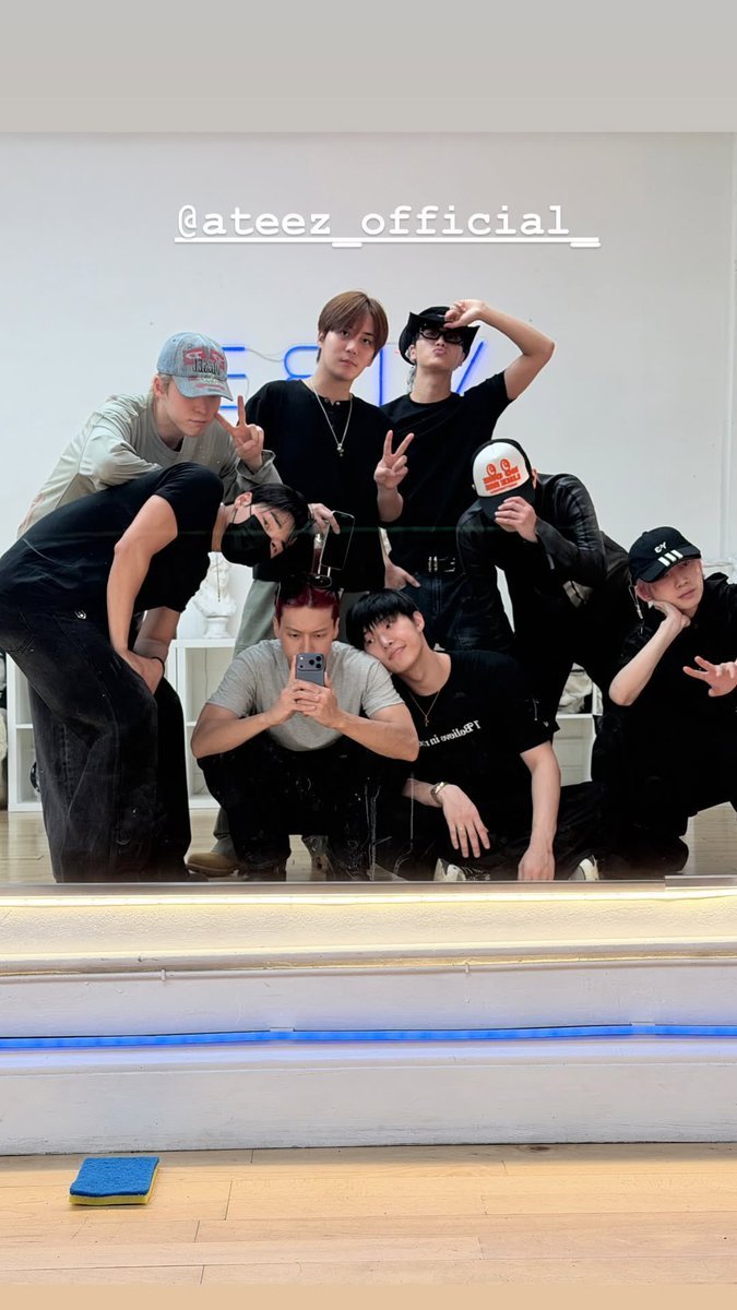 JWYcomfort's tweet photo. WOOYOUNG SHARED A GROUP PICTURE IN HIS STORY INSTAGRAM 😭😭😭😭😭😭😭😭😭😭😭😭😭😭 https://t.co/emOrbSYxSf