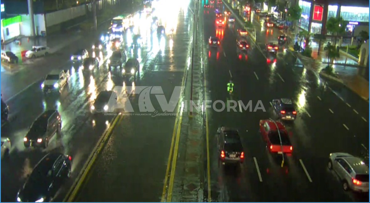 ATVInforma's tweet photo. #ATVInforma | Desde el sistema de videovigilancia del #CMVS se monitorea el flujo vehicular en la av. Samborondón.

🌧️ Se recomienda conducir con precaución y respetar los límites de velocidad. La calzada se encuentra mojada debido a las lluvias registradas en el sector. https://t.co/ULt0don9oP