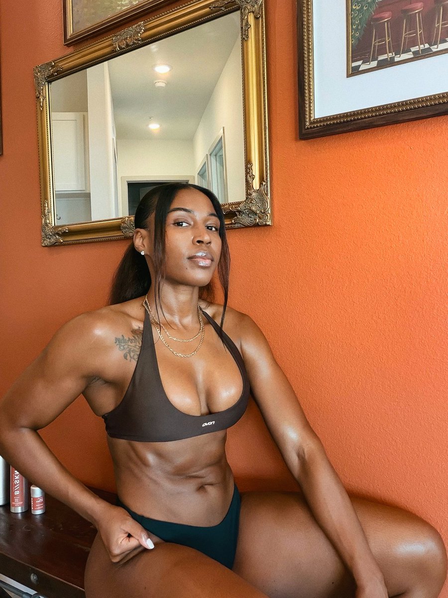 MorganDawson__'s tweet photo. Just popped in to let yall know I got back shredded 

See you again next year 😅😁. https://t.co/rWk788W6FB