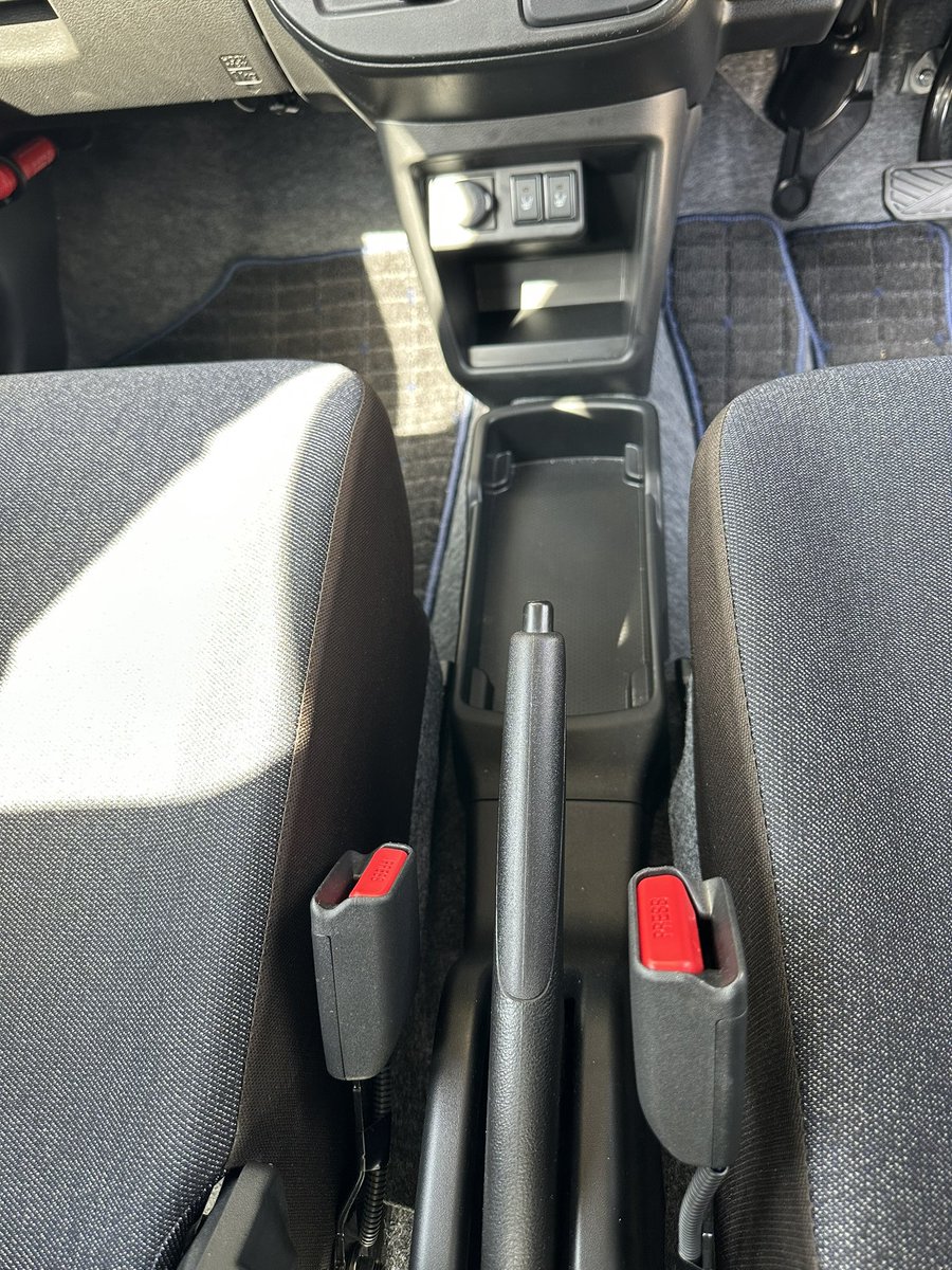 Iginar_'s tweet photo. 代車の装備が昭和過ぎて滅
うちの車より年式は新しいのに💦 https://t.co/zuoGYFsBJN