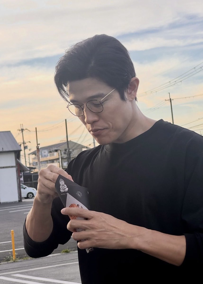 7tkri's tweet photo. 30代以上が目指していく歳の取り方はこれ

顔、身体は筋トレで若くデカくなり髪型と肌含めて清潔感がある。

これで収入も多ければこの先の人生何も怖くない。

鈴木亮平を目指して40代に突入しましょう。 https://t.co/qBOevG308G