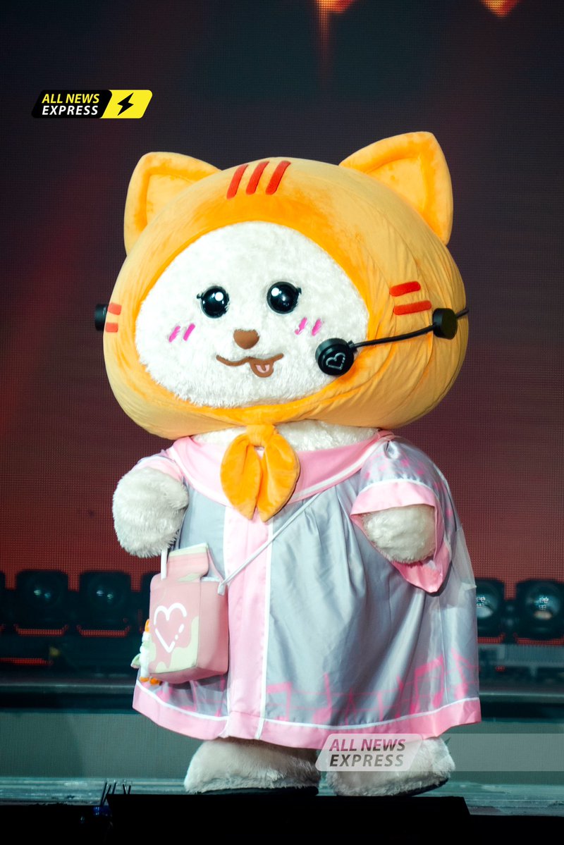 ALLNewsEXPRESS1's tweet photo. น้องคนนี้ลูกใครหลานใครกันน๊าขอเสียงเชียร์หน่อยจ้า!! “เมิฟเมิฟ” แขกรับเชิญสุดพิเศษใน "OH MY FOURTH CONCERT"

LETS SHOUT OH MY FOURTH
#FourthConcertD1 
#FourthConcert
#Fourthnattawat #โฟร์ทณัฐวรรธน์
#MUVMUV https://t.co/SEraedVAnJ