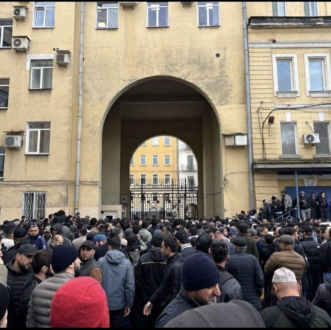 LMA258's tweet photo. Russland 

Hunderte von Sicherheitskräften haben gerade den Sennaja-Markt in St. Petersburg abgeriegelt.

Ausländern, die zum islam Freitagsgebet gekommen sind, werden die Ausweise kontrolliert. Die Tore des Marktes sind geschlossen. 
OMON-Einheiten und Polizeiwagen im Einsatz. https://t.co/hLXeup0d9Y