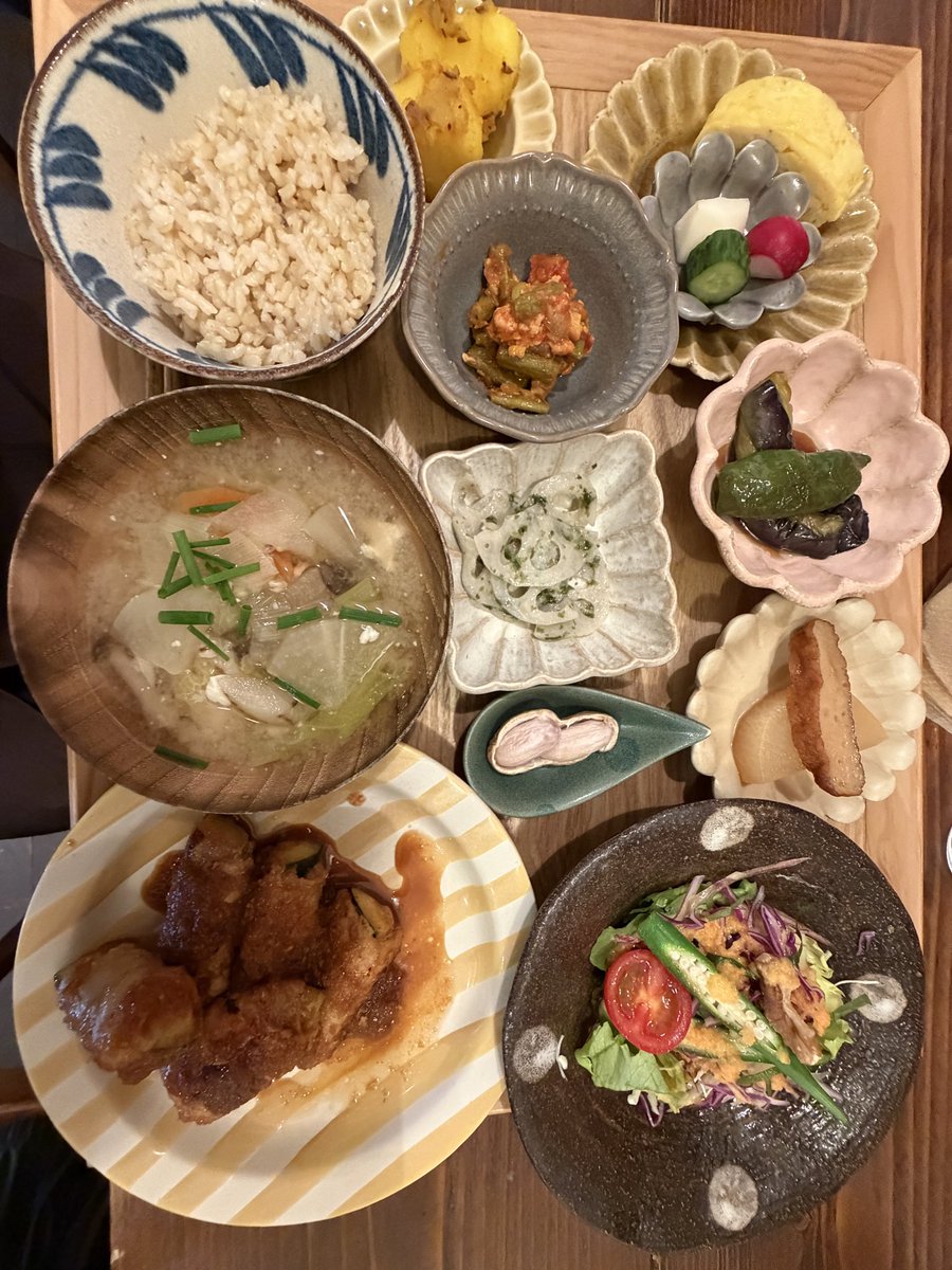 pitori23's tweet photo. 月1の１時間のみの予約日は電話が激戦で、私は一度も繋がらないカフェ。幸運なランチ仲間は毎回繋がって予約出来るから凄い。お陰で私も美味しく頂いてきました。幸運な女神ありがとう😊毎回お腹パンパンですが、この時期は外せない栗のパフェは別腹🌰 https://t.co/EIFD8vJibK