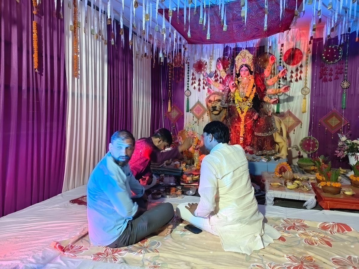 VikramJakhalMLA's tweet photo. 📍 नवलगढ़  

गत दिवस विधानसभा क्षेत्र के भानपुरा, भगेरा, बाजी की ढाणी (झाझड़), गोदारा की ढाणी एवं चंदाका की ढाणी में नवरात्रि के पावन अवसर पर आयोजित दुर्गा पूजा कार्यक्रमों में सम्मिलित होकर माँ दुर्गा के दर्शन किए तथा क्षेत्र की सुख-समृद्धि एवं खुशहाली की कामना की।

इस दौरान श्रद्धालुओं के साथ भक्ति एवं आस्था के इस पावन पर्व में सहभागी बनने का सौभाग्य प्राप्त हुआ। माँ दुर्गा की कृपा सभी पर बनी रहे तथा नवलगढ़ परिवार सदैव सुख, शांति और समृद्धि से परिपूर्ण रहे यही मंगलकामना करता हूँ। 

जय माता दी!

#मेरा_नवलगढ़_मेरा_परिवार